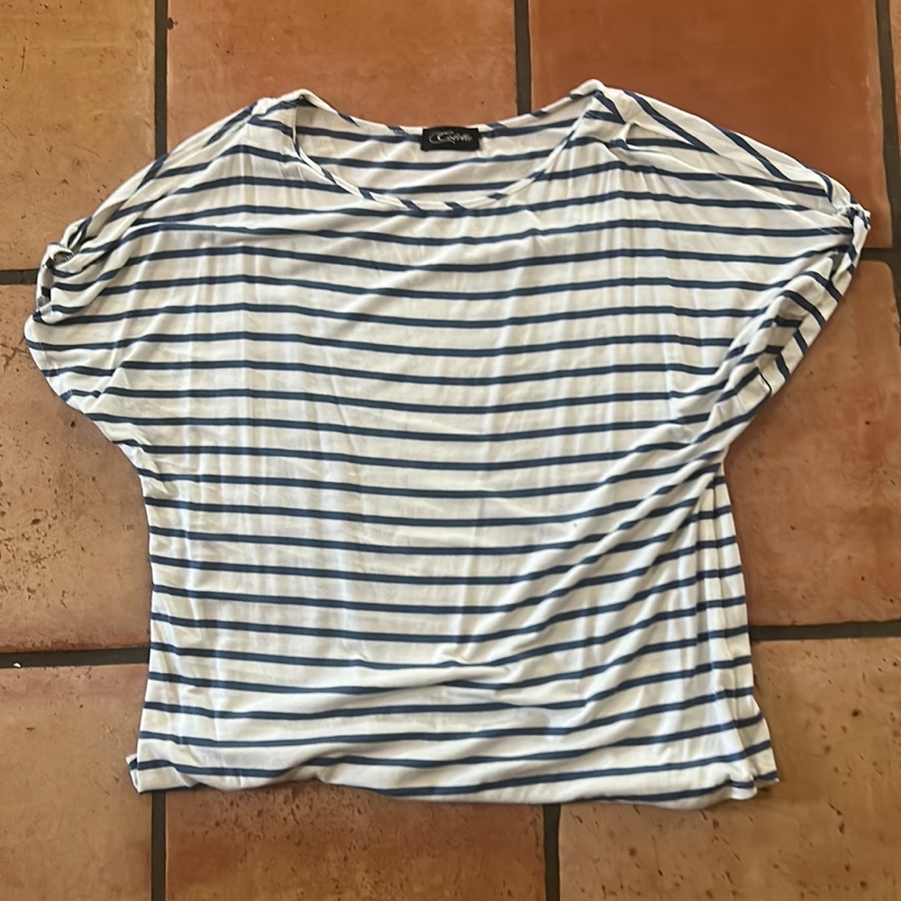 Stylish cotton T shirt with peekaboo sleeves